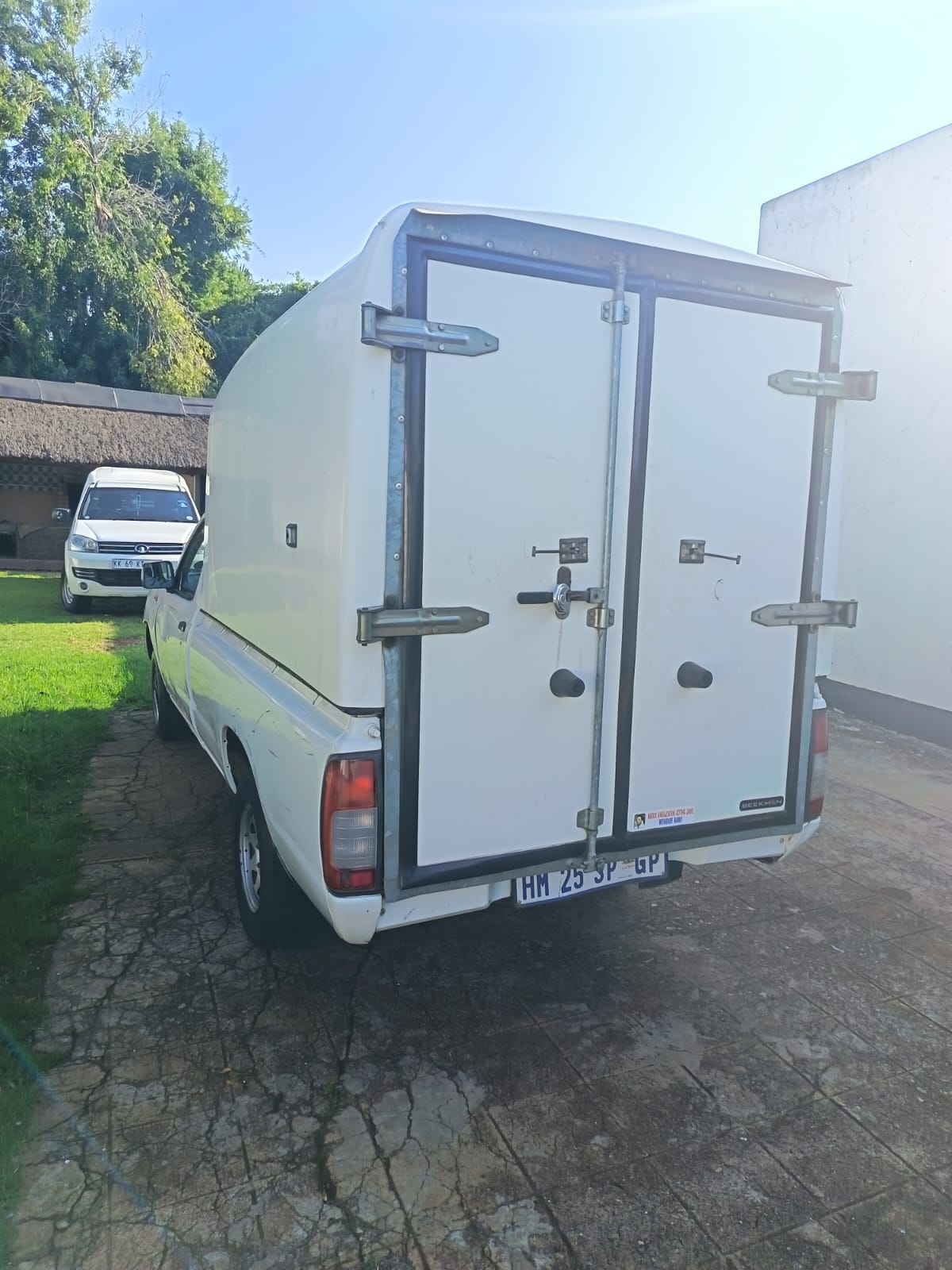 2018 Nissan NP300 Hardbody 2.0L Long Wheelbase – 184,000km